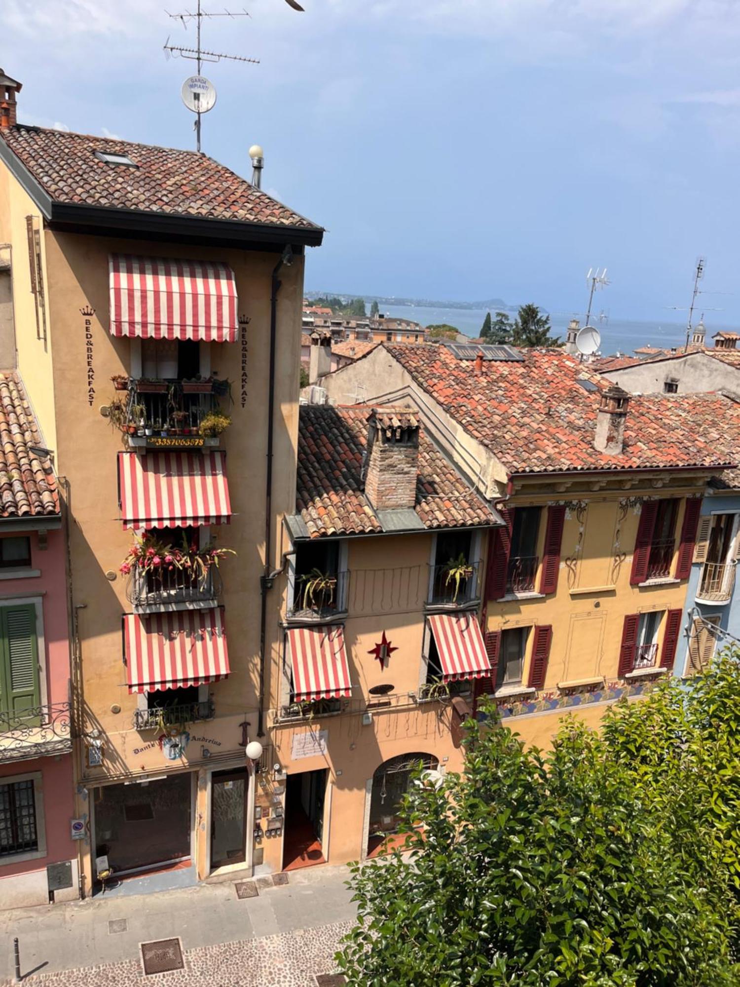 The Queen Tower Desenzano del Garda Esterno foto