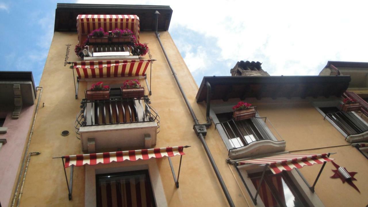 The Queen Tower Desenzano del Garda Esterno foto